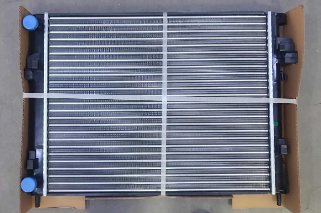 Радіатор охлодження Opel Vivaro/Renault Trafic 1.9dCi 01-